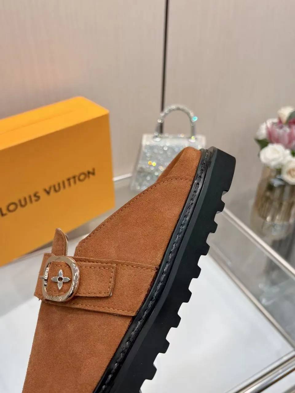 👟👟Ex-factory price 520👟👟 /lv new Baotou half-drag winterbreak comfert flat slippers lv letter and monogram floral embellished leather surface, with sheepskin lining, suitable for indoor and outdoor wear. The water table is made of high-density foam material, which is light and comfortable. The sole has a certain thickness and the heightening effect is also good! Boutique size:35-46